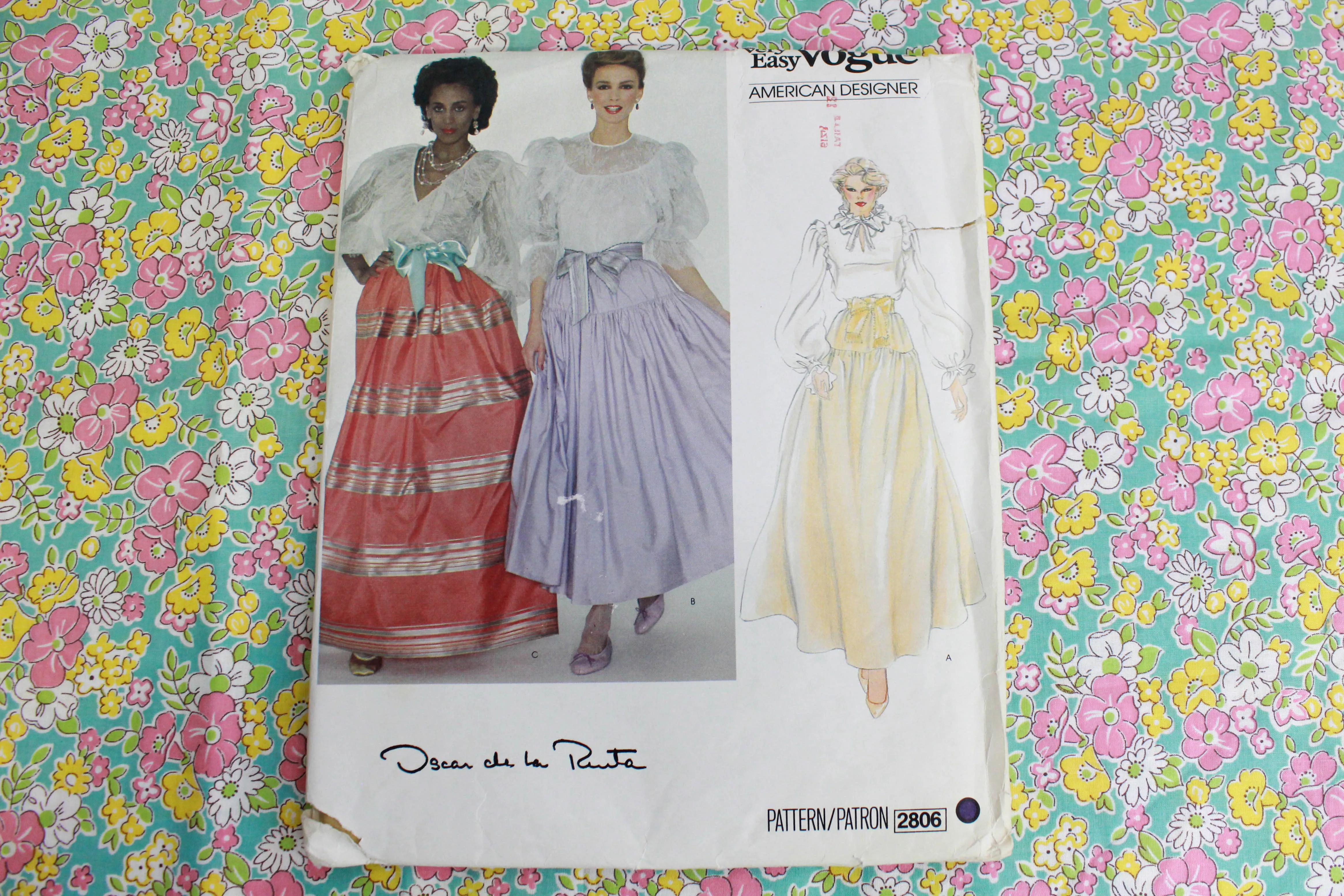 1980s Womens Skirt Sewing Pattern Vogue American Designer 2806 Oscar de la Renta, Waist 26", UNCUT/UNUSED, Complete